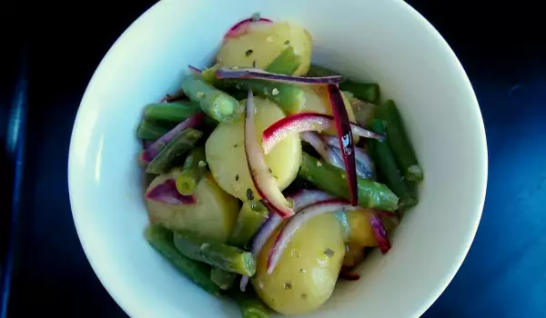 Topla salata od mladih krompirića i zelene boranije