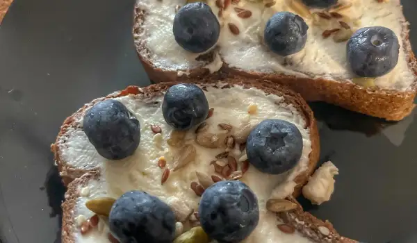 Zdrav tost sa sitnim sirom, semenkama i borovnicama