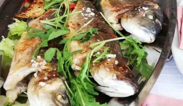 Tri vrste bele ribe sa grilovanim povrćem