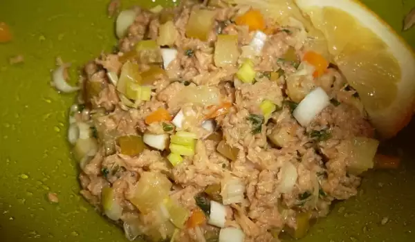 Brza salata sa tunjevinom i kiselim krastavčićima