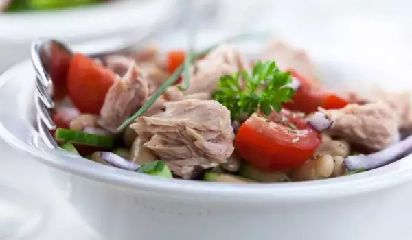 Salata sa tunjevinom i pasuljem
