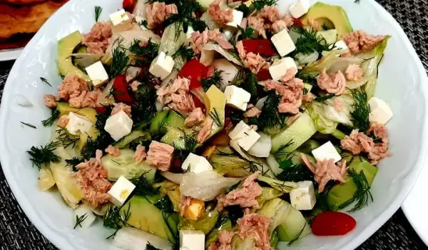 Brza šarena salata sa tunjevinom