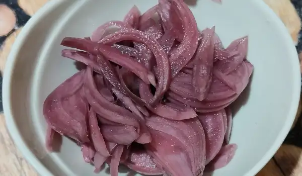 Turšija od crvenog luka sa slačicom