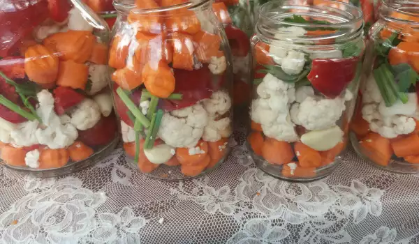 Turšija od karfiola, paradajz-paprika i šargarepe sa kuvanom marinadom