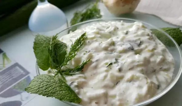 Tradicionalna grčka salata Tzatziki