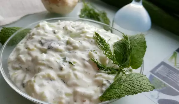 Tradicionalna grčka salata Tzatziki