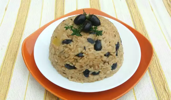 Veganski biljni rižoto sa maslinama i soja sosom