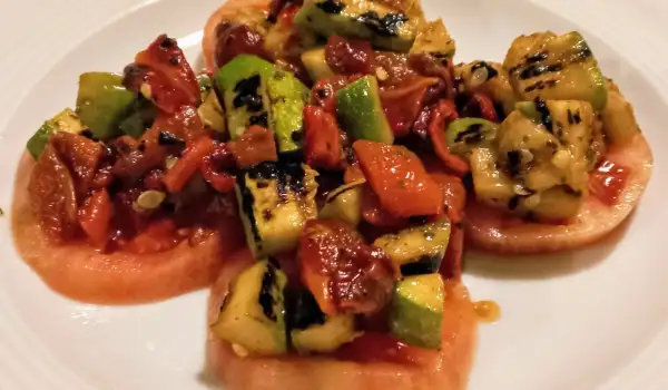 Vegan salata sa mnogo povrća i dresingom