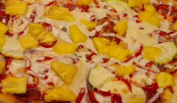 Vegeterijanska pica sa paprikom, tikvicama i ananasom