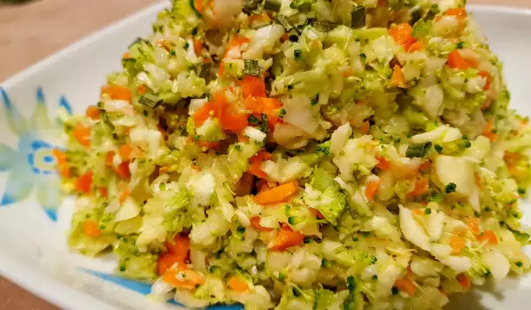 Vitaminska salata sa brokolijem, šargarepom i paškanatom