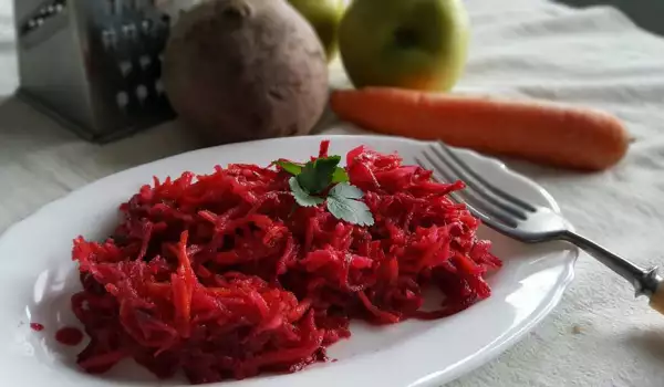Vitaminska salata od cvekle, šargarepe i jabuka