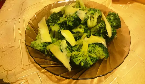 Brokoli na pari sa maslacem