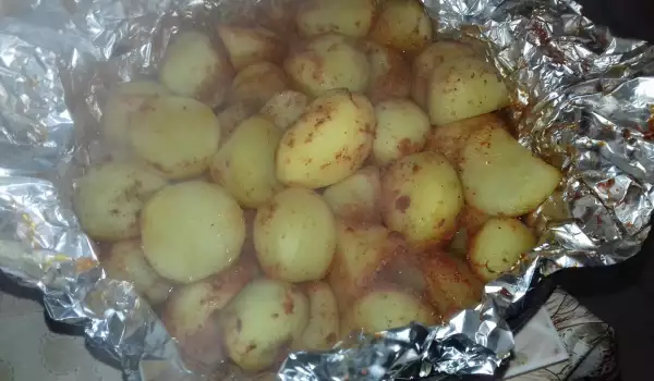 Dinstani krompir sa alevom paprikom u foliji
