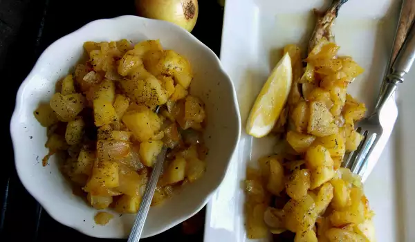 Dinstane jabuke sa lukom kao prilog uz pečenu ribu
