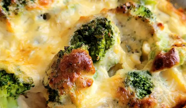 Vegetarijansko zapečeno jelo od brokolija i plavog sira