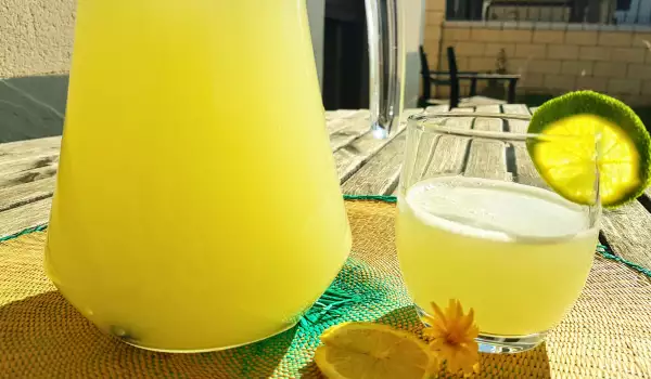 Zdrava domaća limunada