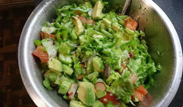Zelena salata sa avokadom i crvenim lukom