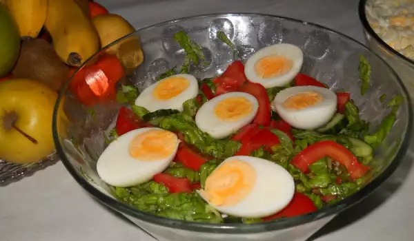 Zelena salata sa jajima i paradajzom