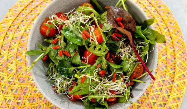 Zelena salata sa godži bobicama i klicama brokolija