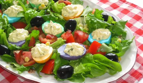Sveža salata sa šarenim punjenim jajima
