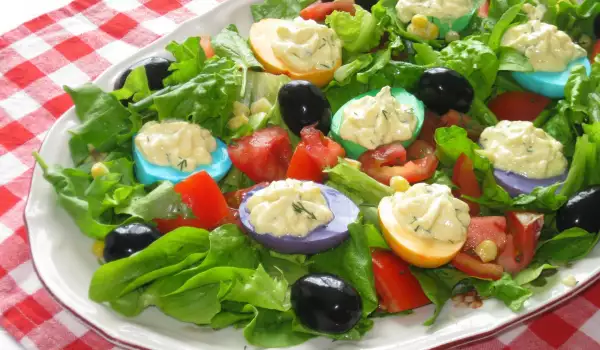 Sveža salata sa šarenim punjenim jajima