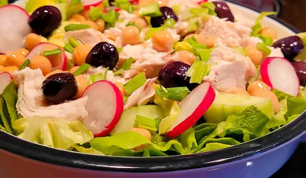 Zelena salata sa piletinom i leblebijom