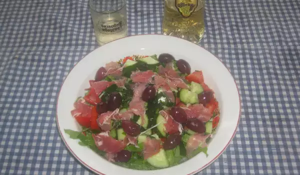 Zelena salata sa pršutom i maslinama
