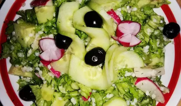 Sveža zelena salata sa prosom
