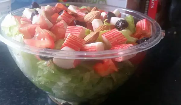 Zelena salata sa surimi štapićima i suvim grožđem