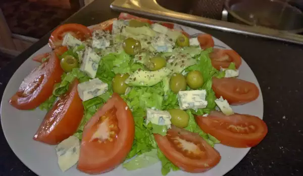 Zelena salata sa plavim sirom, avokadom i maslinama