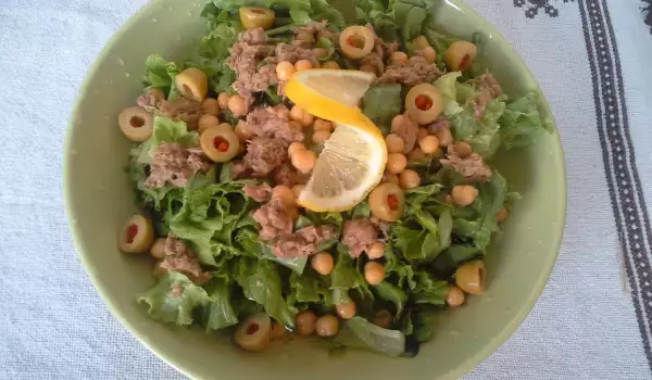 Zelena salata sa tunjevinom, leblebijama i maslinama s paprikom