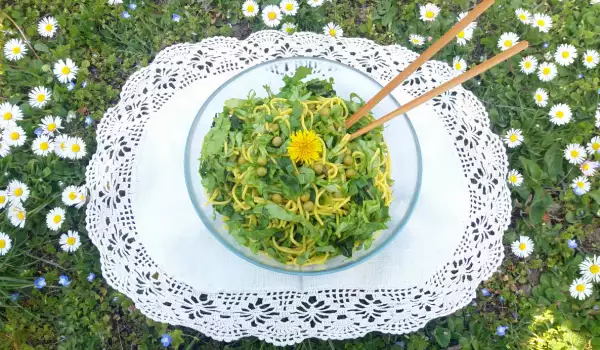 Sveža zelena salata sa zlatnim špagetama i graškom
