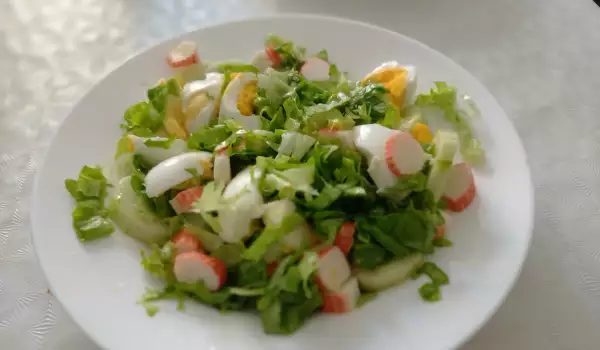 Zelena salata sa rotkvicama i surimi štapićima