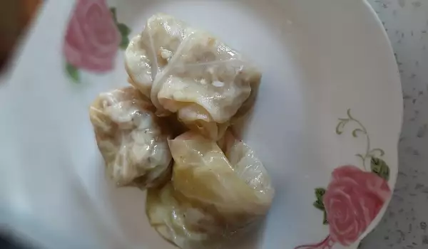 Sarmice od kupusa sa mlevenim mesom i pirinčem u šerpi