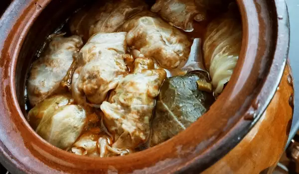 Sarme od kupusa sa mlevenim mesom i prazilukom u đuveču