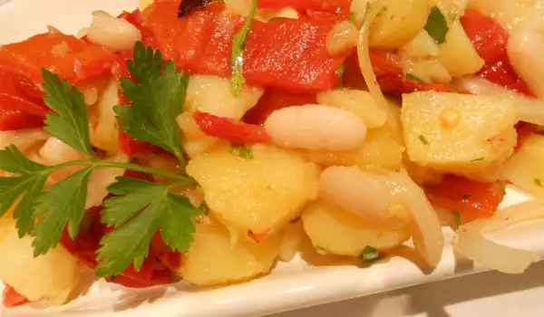 Zimska krompir salata sa pečenim paprikama i pasuljem