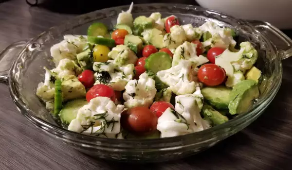 Dijetalna salata sa avokadom i karfiolom