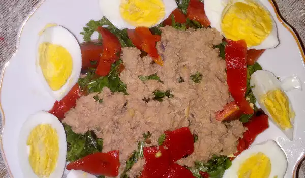 Salata sa rukolom, čeri paradajzom i tunjevinom