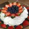 Torta Pavlova sa jagodama i borovnicama 