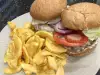 Goveđi burger u integralnoj lepinji sa pomfritom