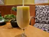 Smoothie sa bananom, breskvom i cimetom