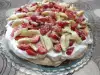 Torta Pavlova sa jagodama i bananama