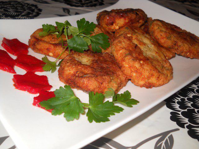 Ćuftice od krompira sa pečenim crvenim paprikama i sirom