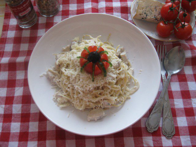 Špageti sa piletinom i sosom od plavog sira
