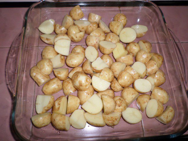 Aromatični sveži krompirići u rerni