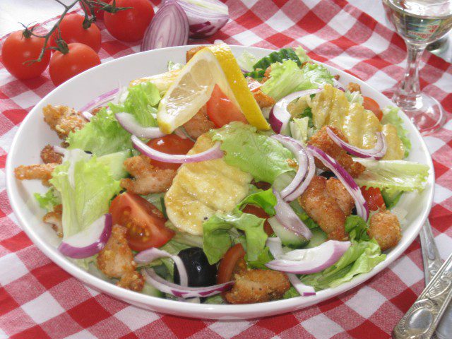 Salata sa hrskavom piletinom i Halumi sirom