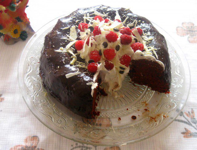 Čokoladni kolač Crveni somot sa malinama