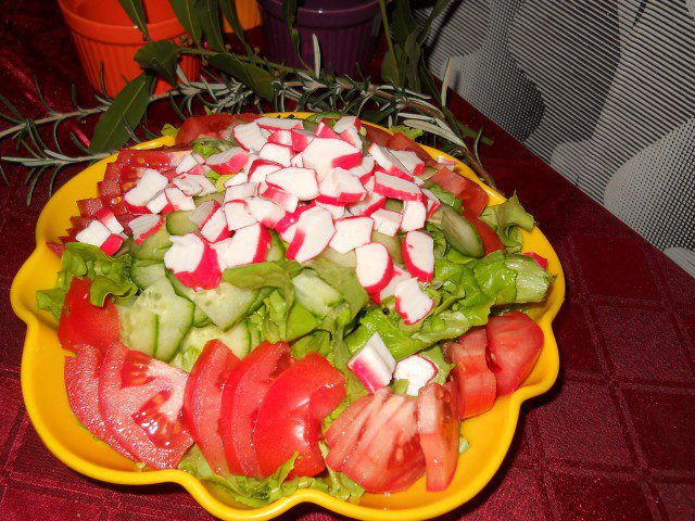 Kombinovana salata sa surimi štapićima