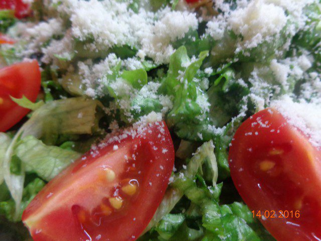Miks zelenih salata sa čeri paradajzom i parmezanom