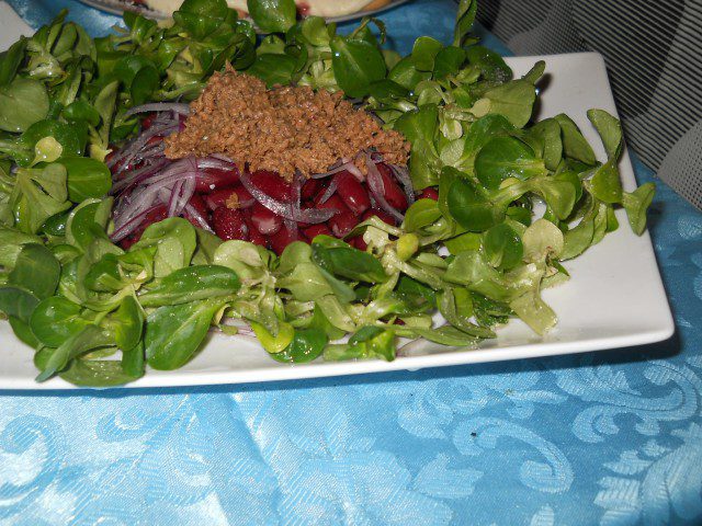 Salata sa ribom tunom, pasuljem i valerijanom